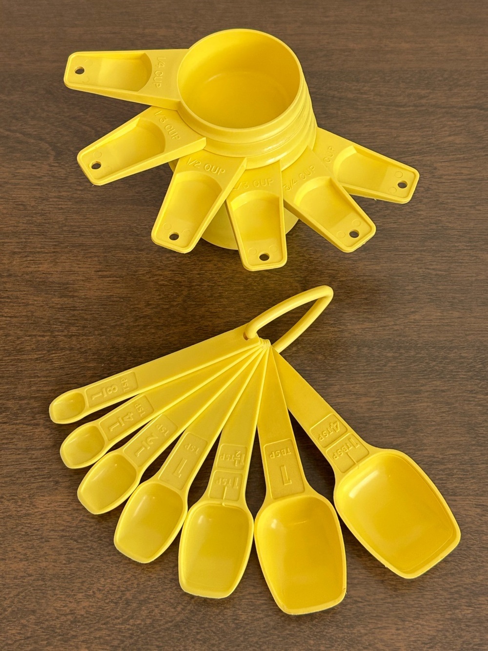 VINTAGE TUPPERWARE 7 PC YELLOW MEASURING SPOONS AND 6 PC MEASURING CUPS FULL SET